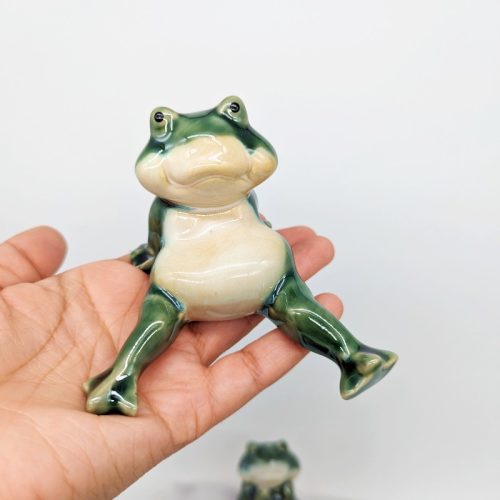 Lounging Frogs Statue Ornament