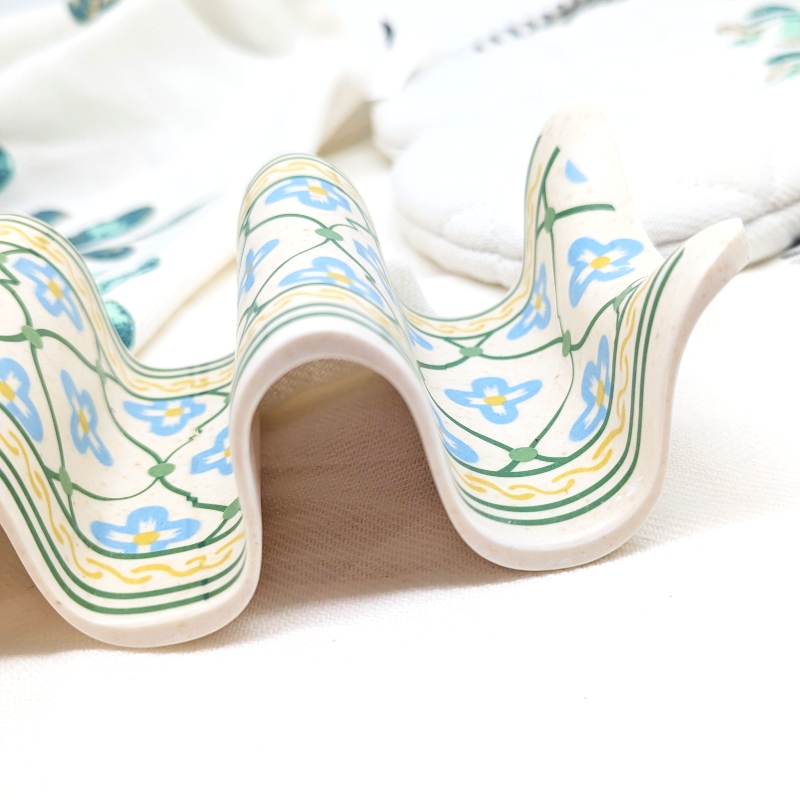 PXL_20251105_020938298 Green Blue Taco Snack Holder