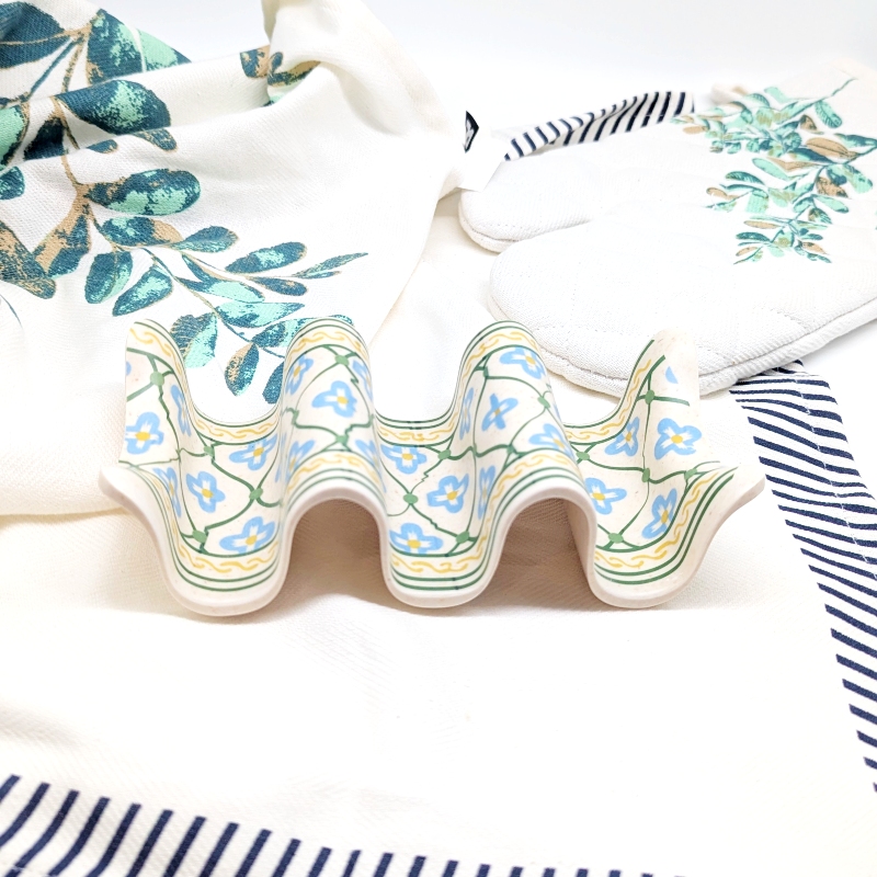 PXL_20251105_021003772 Green Blue Taco Snack Holder