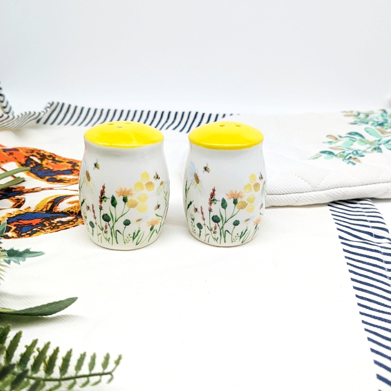 PXL_20251105_023221710 Bee Garden Salt Pepper Shaker Set