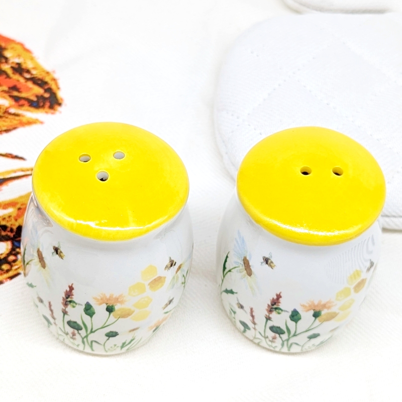 PXL_20251105_023252378 Bee Garden Salt Pepper Shaker Set