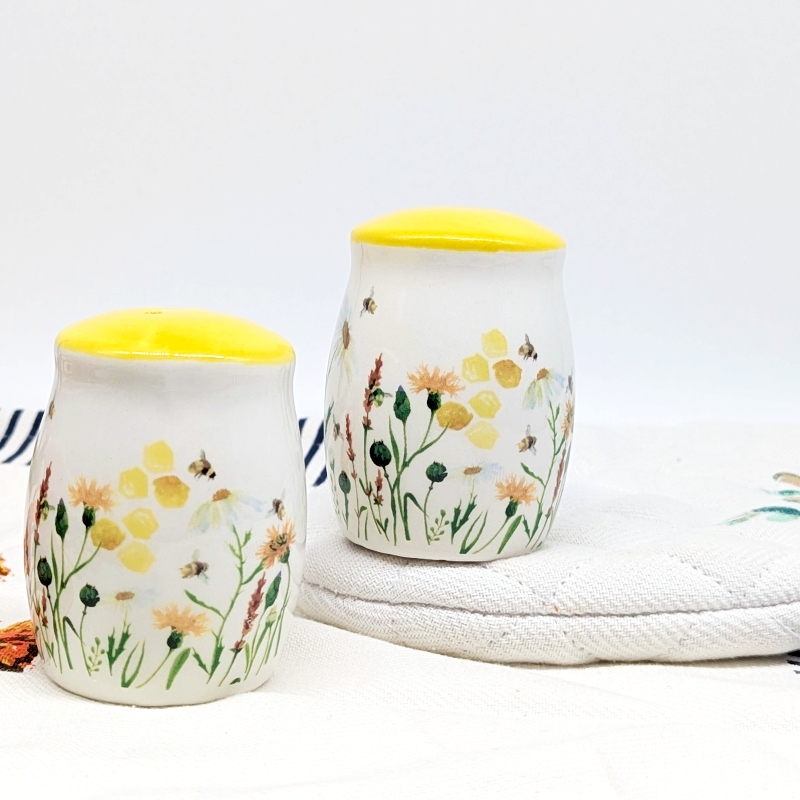 PXL_20251105_023341481 Bee Garden Salt Pepper Shaker Set