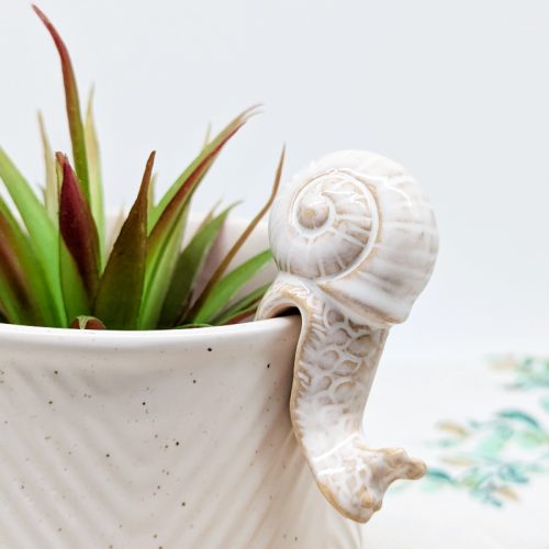 Milky White Snail Pot Hanger Sitter
