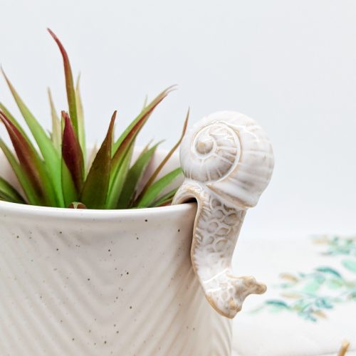 Milky White Snail Pot Hanger Sitter